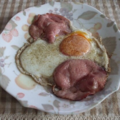 こんにちは＾＾
はじっこカリカリじゃないから食べやすいですね♪私はソース派だったけど、塩コショウのハムエッグもいいですね♡とっても美味しかったです(▰˘◡˘▰)